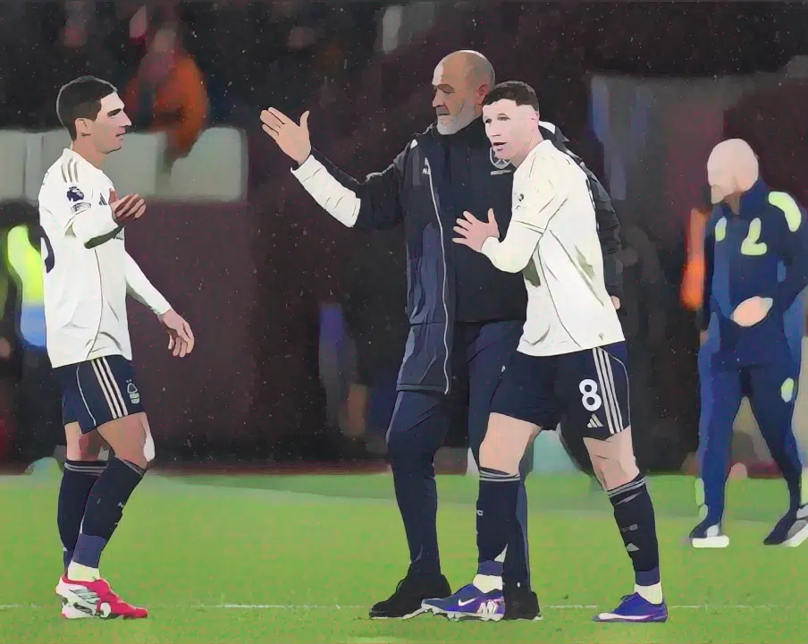 Nuno Espírito Santo with Nottingham Forest players